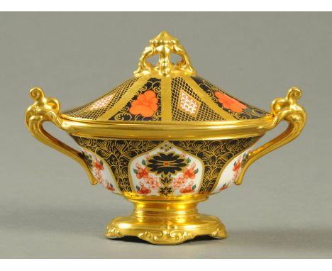 A Royal Crown Derby Old Imari 1128 Pattern lidded urn, 1976, First Quality.  Length 18 cm (see illustration).