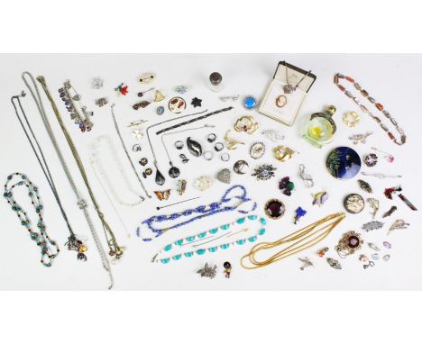 An assortment of vintage and modern jewellery, to include a yellow metal chain stamped '9K', a Victorian mother-of-pearl broo