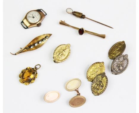 An assortment of 9ct gold and yellow metal jewellery and accessories, to include a pair of 9ct gold and silver gilt cufflinks