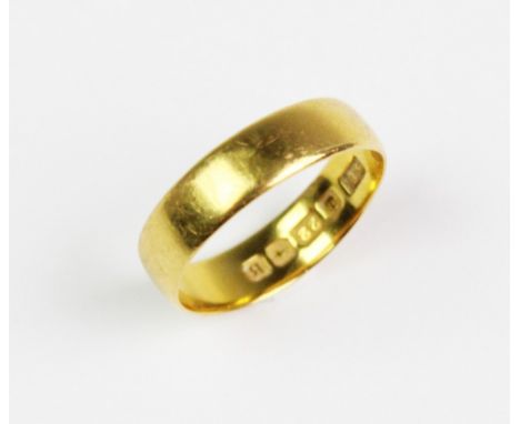 A 22ct gold wedding band, marks for Birmingham, 1926, ring size O 1/2, weight 3.9gms 