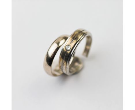 A gentleman?s diamond set wedding band, the round brilliant cut diamond approx. 3mm diameter, set to a two-toned 9ct gold sha
