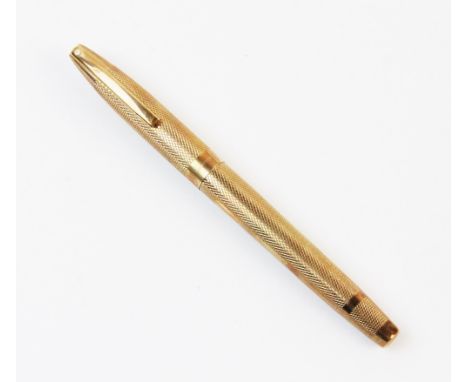 A Sheaffer 9ct gold cased fountain pen, the case with engine turned decoration, 13.5cm long, marked for London, 1969, weight 