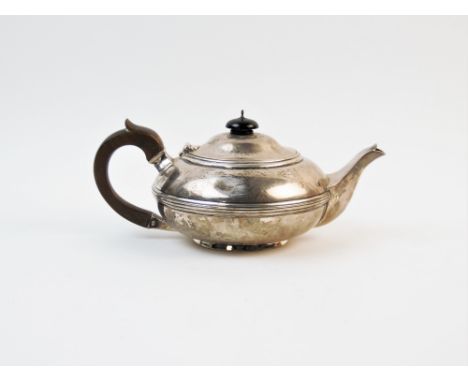 An Edwardian silver tea pot, Goldsmiths &amp; Silversmiths Co, London 1909, of plain polished form, with reeded band detail, 