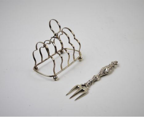 An Edwardian silver four slice toast rack, Birmingham 1904, with rectangular base, raised upon four bun feet,10cm high, with 