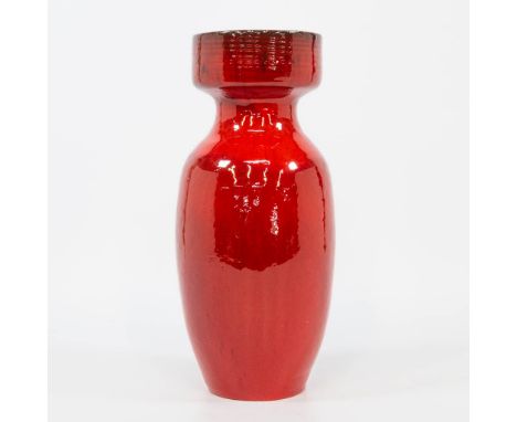 Léon GOOSSENS (XX) A mid-century display vase in red glazed ceramic, marked on the base 'Goossens Meubels'. (31 x 13 cm)