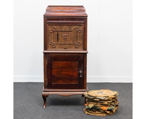 A phonograph or gramophone with bakelite records, made by Edison. Model L35, 1927. With extra winding spring and including 25