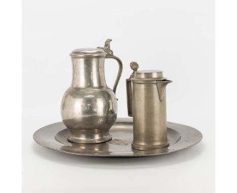 An assembled collection of tin items. A pitcher, an 'angel pitcher' and a display plate. 18th-19th century. (28 x 46 cm)