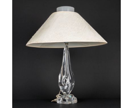 A Daum Nancy table lamp made of crystal with a fabric lamp shade. 20th century. Total height: 50 cm. (9 x 9 x 33 cm)