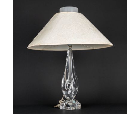 A Daum Nancy table lamp made of crystal with a fabric lamp shade. 20th century. Total height: 50 cm. (9 x 9 x 33 cm)