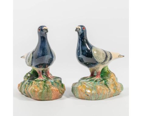 A pair of pigeons, made of ceramic, probably of Italian origin.&nbsp;(21 x 23 x 12)