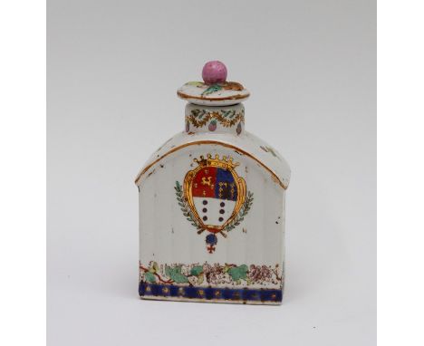 An early twentieth century Chinese porcelain tea caddy and cover, circa 1900-20. It is decorated with fruits, including grape