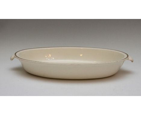 An early nineteenth century Wedgwood creamware two-handled large serving dish, circa 1810-1825. It is decorated with a simple