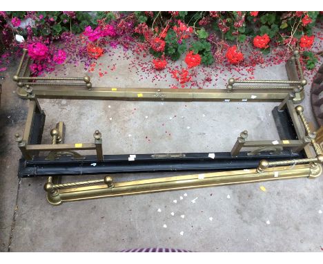 A brass fender and fire grate, fender extendable (3)