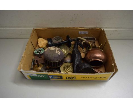 BOX CONTAINING MIXED ITEMS : SMALL COPPER TEA CADDY, HORSE BRASSES, ETC