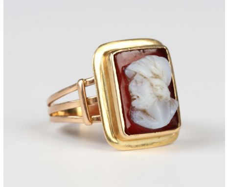 A gold and sardonyx cameo ring, early 20th century, the rectangular cameo carved as a portrait of a bearded classical man, un