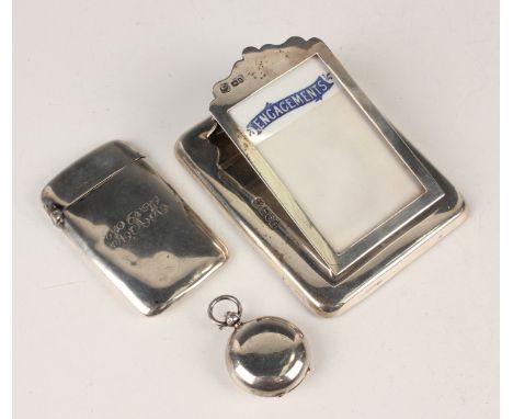 An Edwardian silver mounted desk notepad and clip, the hinged sloping front inset with an 'Engagements' panel, on a rectangul