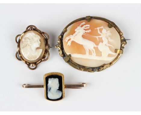 A gold and banded agate cameo bar brooch, carved as a portrait of a lady, the bar detailed '9c JC &amp; S', weight 7.2g, widt