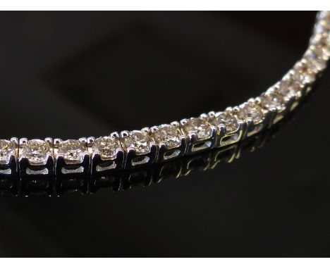 A 9ct white gold diamond bracelet, brilliant cut diamonds 4.10ct total, VS, colour K-L, insurance valuation available, 19cm l
