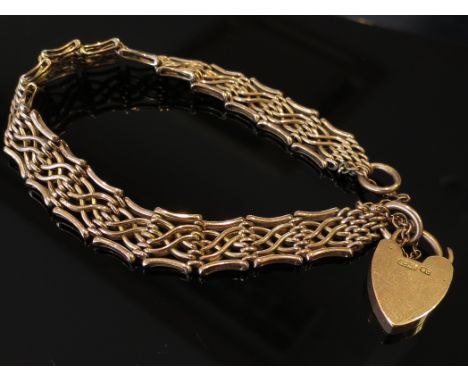 A 9ct gold gate bracelet with heart shaped clasp. 15.6g
