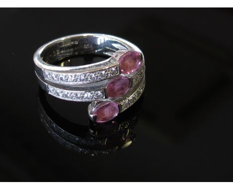 An 18ct white gold diamond and pink sapphire ring, size M, 7.4g 