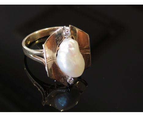 A freshwater pearl and diamond ring in modernistic mount, shank stamped 585, 14k, size N, 3.8kg
