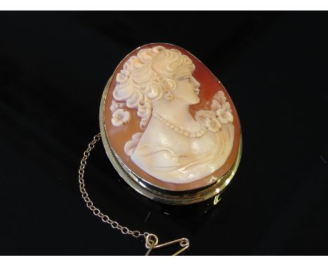A gold surround cameo brooch with side portrait of lady, stamped 750