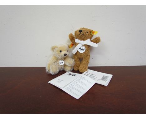A miniature Steiff bear keyring and bear (2) 