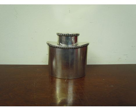 A late Victorian Deakin and Francis Ltd silver travelling tea caddy, gadrooned border, with lid, Birmingham 1898, 8.2cm tall,