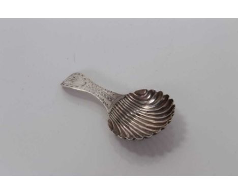 George III silver shell bowl caddy spoon with bright cut handle, London 1788, Hester Bateman 7.5 cm