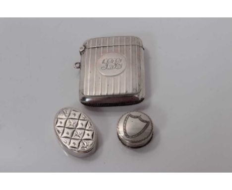 George III silver pill box of oval form, (Birmingham 1802) together with an early 19th century white metal patch box and a la