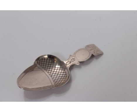 George III silver acorn-shaped and engraved caddy spoon with bright cut handle, London 1811, Elizabeth Morley 7.5 cm