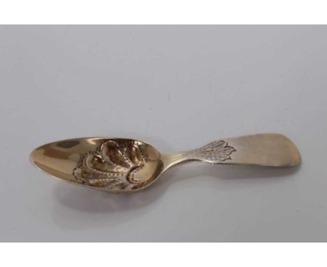 William IV silver gilt shell embossed caddy spoon with fiddle pattern handle, London 1830, William Bateman II, 10 cm