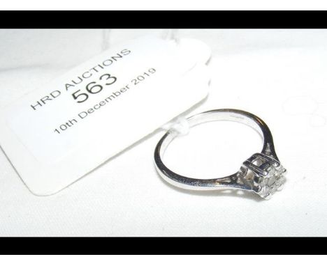 A diamond cluster ring - approx. 0.25 carat - in 9ct gold setting 