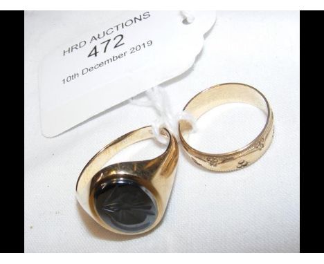 A gent's signet ring, together with gold wedding band 