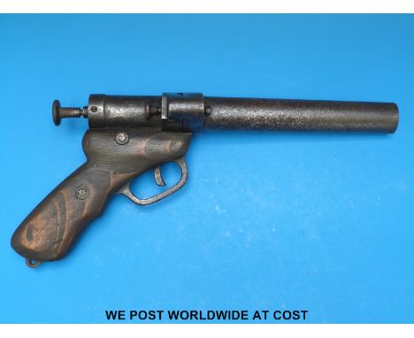French flare gun or Very/signal pistol stamped 12902, overall length 40cm  PLEASE NOTE THAT A VALID RELEVANT FIREARMS/SHOTGUN
