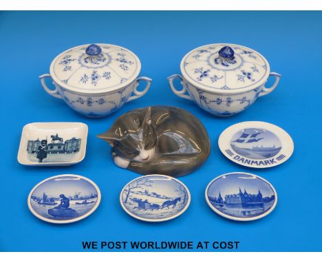 A Copenhagen cat, two tureens, trinket dishes etc