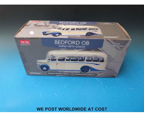 Sun Star 1:24 scale diecast model Bedford OB Duple Vista coach LDF833, limited edition of 688, in original box