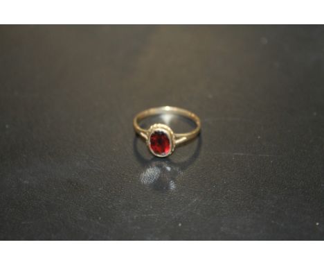 A HALLMARKED 9CT GOLD GARNET SET DRESS RING, APPROX 1.3 G, RING SIZE L