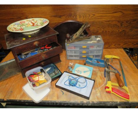AN ENGINEERS TOOL CABINET TOGETHER WITH VARIOUS HAND TOOLS, ENGINEERING TOOLS ETC