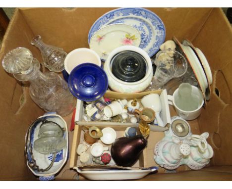 A TRAY OF ASSORTED METALWARE TO INCLUDE VINTAGE COPPER PANS, SILVER PLATED TEAPOT ETC. TOGETHER WITH A TRAY OF ASSORTED CERAM