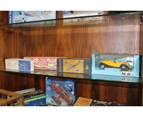 A BOXED VINTAGE FROG SINGLE SEAT FIGHTER MARK V TOGETHER WITH A COLLECTION OF RUBBER BAND POWERED MODEL AIRCRAFT AND A MORGAN