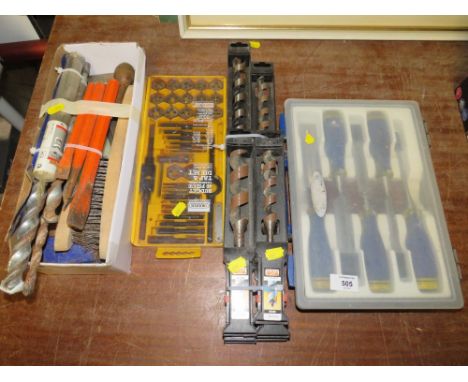 ASSORTED TOOLS TO INCLUDE TAP AND DYE SET, VARIOUS DRILL BITS, OLD CHISELS/ WOOD WORK CHISELS