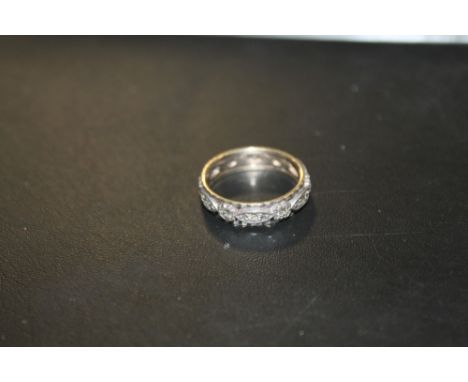 AN UNMARKED ETERNITY RING, APPROX 3.5 G, RING SIZE Q