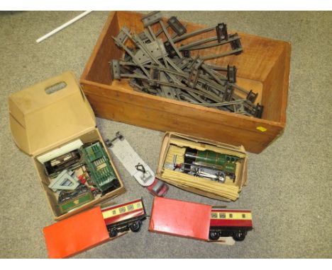 A BOX OF O GAUGE HORNBY  MODEL RAILWAY ACCESSORIES TO INCLUDE 50153 LOCOMOTIVE AND CARRIAGES ETC TOGETHER WITH A CORGI MAJOR 