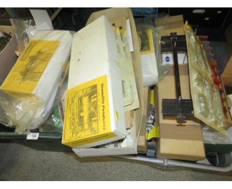 A LARGE QUANTITY OF 0 GAUGE AND OTHER MODEL RAILWAY ACCESSORIES AND PARTS TO INCLUDE TENMILLE PRODUCTS, PART BUILT CARRIAGES,