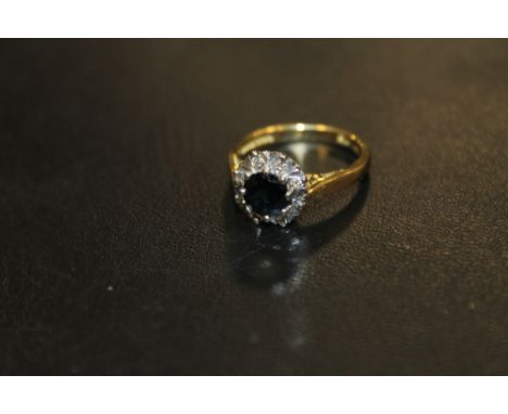 A HALLMARKED 18CT GOLD SAPPHIRE AND DIAMOND CLUSTER DRESS RING, APPROX 4.4 G, RING SIZE O-P