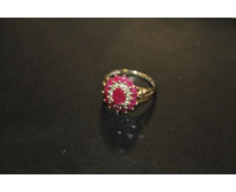 A HALLMARKED 9CT GOLD RUBY AND DIAMOND CLUSTER RING, APPROX 3.9 G, RING SIZE K-L