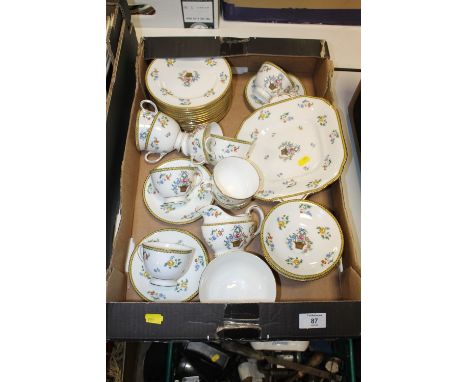A TRAY OF VINTAGE AYNSLEY B204 FLORAL CHINA TO INCLUDE A QUANTITY OF CUPS AND SAUCERS 