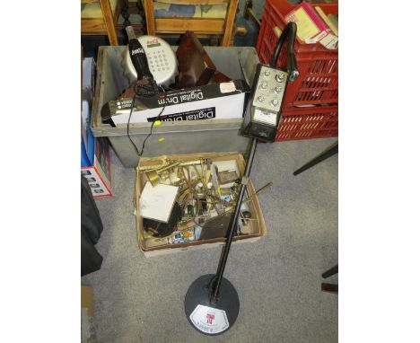 A SELECTION OF METALWARE AND COLLECTABLES TO INCLUDE A C-SCOPE VLF 1000 METAL DETECTOR A/F, FOUNDRY OVEN SIGN, VICTORIAN FIRE