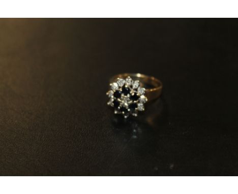 A HALLMARKED 9CT GOLD SAPPHIRE AND DIAMOND CLUSTER RING, APPROX 4.3 G, RING SIZE P1/2